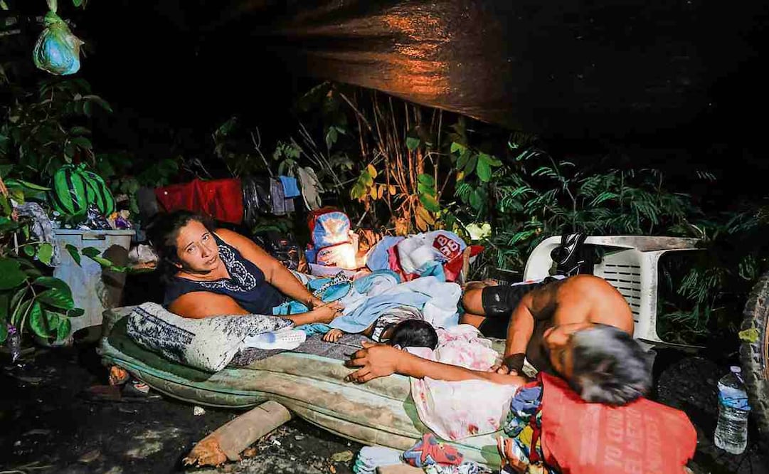 Varias familias de colonias populares, cuyas casas continúan bajo el agua, se vieron obligadas a dormir a la orilla de la carretera. Foto: Diego Simón Sánchez / EL UNIVERSAL