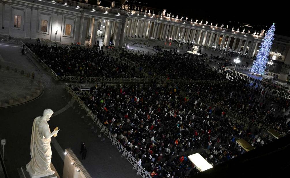 En el Vaticano, cientos de fieles asistieron a la apertura de la "Puerta Santa" y a la misa de Nochebuena presidida por el Papa Francisco en la plaza de San Pedro. (24/12/24) Foto: EFE
