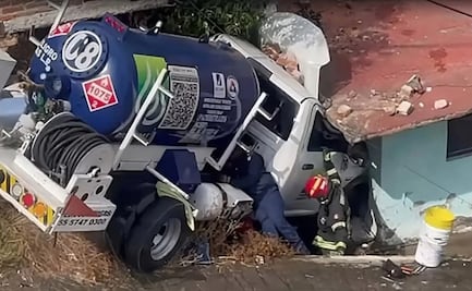 Pipa de gas se impacta contra vivienda en Naucalpan, Edomex; no se reportan lesionados