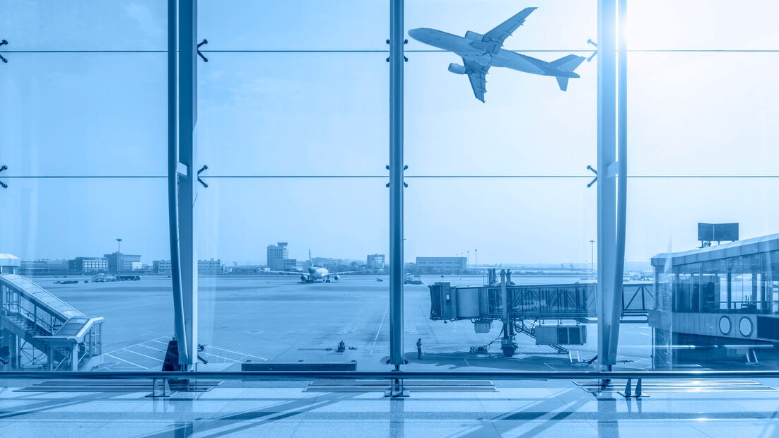 La capacidad de las aerolíneas medida en asientos disponibles por kilómetro se incrementó 8.7%. Foto: Freepik