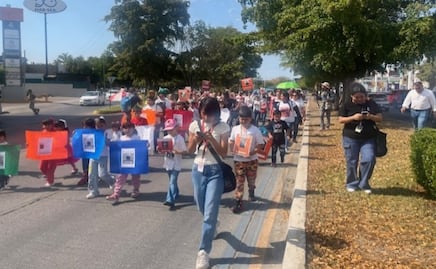 Niños marchan con rostros de desaparecidos; activistas disfrazados exigen justicia en Sinaloa