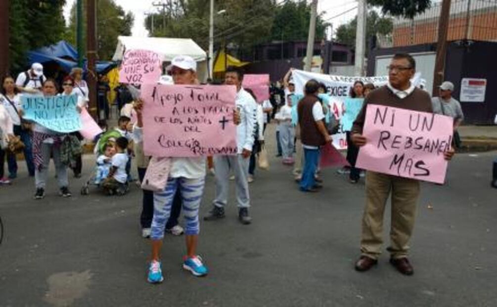 A 2 semanas del sismo, protestan contra directora de Colegio Rébsamen