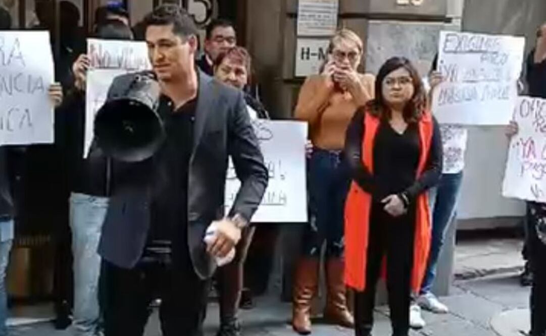 Los diputados locales Carlos Joaquín Fernández Tinoco y Andrea Vicenteño bloquearon esta mañana el acceso a las oficinas administrativas del Congreso de la CDMX. Foto: Especial