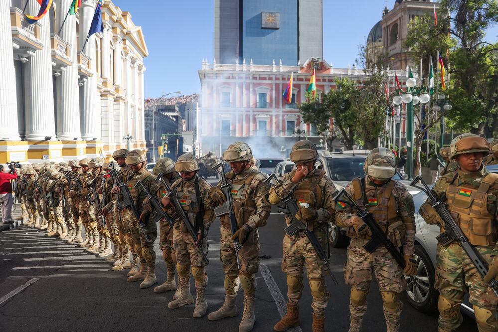 Intento de golpe de Estado en Bolivia. Militares intentan ingresar por la fuerza al palacio presidencial. Foto: EFE/ Archivo