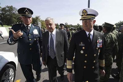 AMLO pide a fuerzas armadas acabar "juntos" con inseguridad y violencia