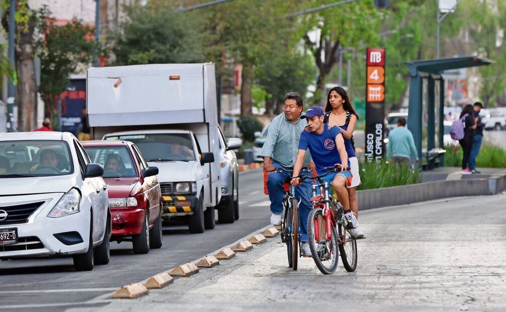 Eliazar, un conductor de bicicletas que pasaba frente a la Plaza de la Tecnología, comentó que en sus trayectos suele recurrir a este tipo de prácticas para agilizar su traslado por la Ciudad ya que las bicicletas, según comentó, son mucho más pequeñas y ágiles que otro tipo de vehículos. Foto: Valente Rosas Archivo/EL UNIVERSAL
