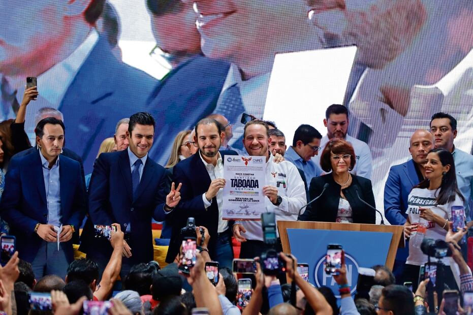 Santiago Taboada estuvo acompañado por Marko Cortés, líder nacional del PAN, durante su registro. El edil con licencia dijo que le va a ganar a Clara Brugada en 2024. Foto: Fernanda Rojas | El Universal