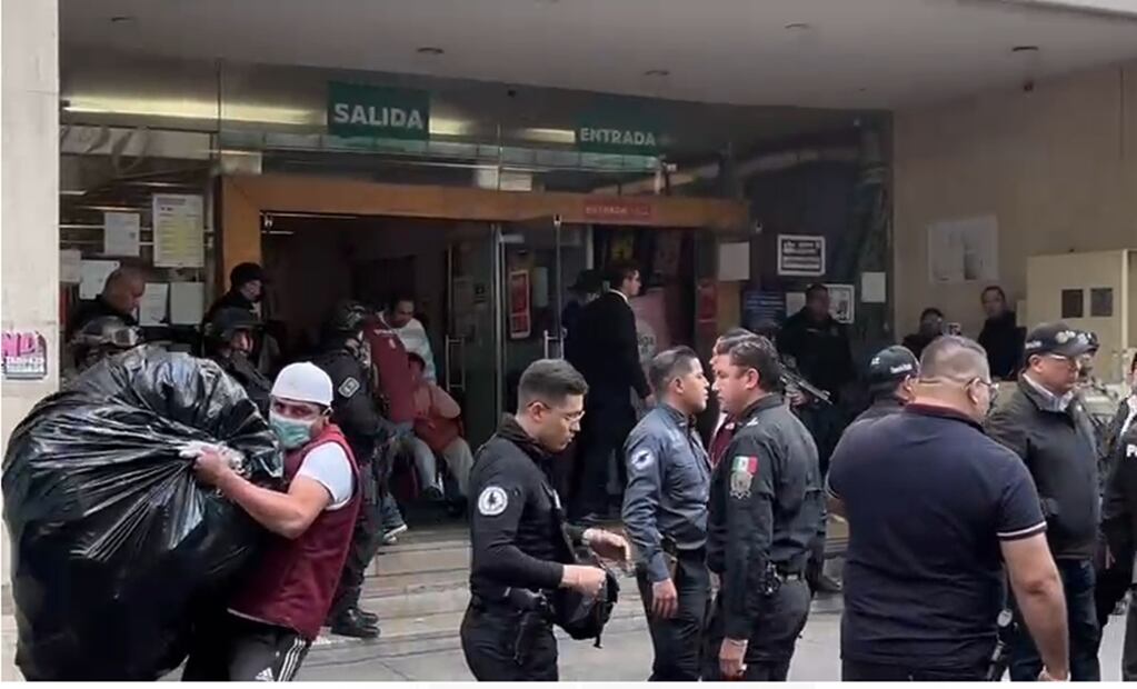 Marina y la Secretaría de Seguridad Ciudadana de la Ciudad de México realizan un operativo contra la piratería en la plaza comercial “México Mart”. Foto: Iván Montaño/EL UNIVERSAL