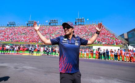 'Checo' Pérez se pone el refuerzo de la vacuna de Covid-19 y alienta a la gente a hacerlo