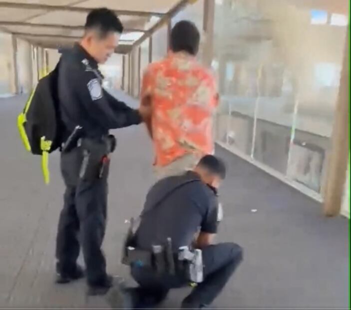 VIDEO. Pasajero pierde los estribos y da puñetazo en la nuca a sobrecargo en pleno vuelo