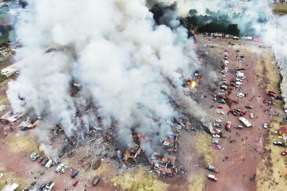 El mercado de cohetes de San Pablito quedó reducido a cenizas tras la explosión de cerca de 100 toneladas de productos pirotécnicos. (AP)