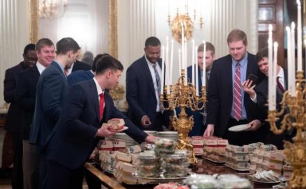 Trump da comida rápida a campeones universitarios... y lo tunden con memes