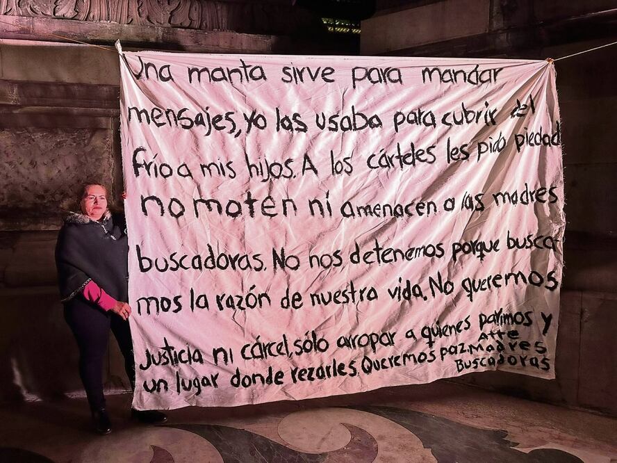 Cecilia Patricia Flores, líder del colectivo Madres Buscadoras de Sonora, realizó una protesta al pie del Ángel de la Independencia. Foto: Especial