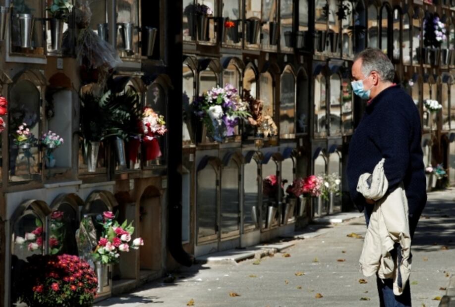 Panteones de España lucen semi vacíos por pandemia del Covid-19