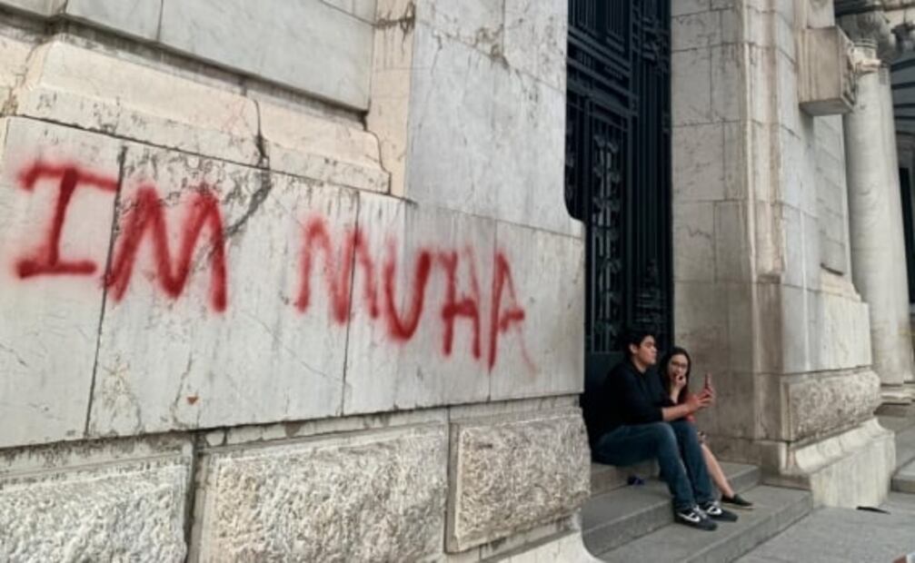 Denuncian graffiti pintado en la fachada del Palacio de Bellas Artes
