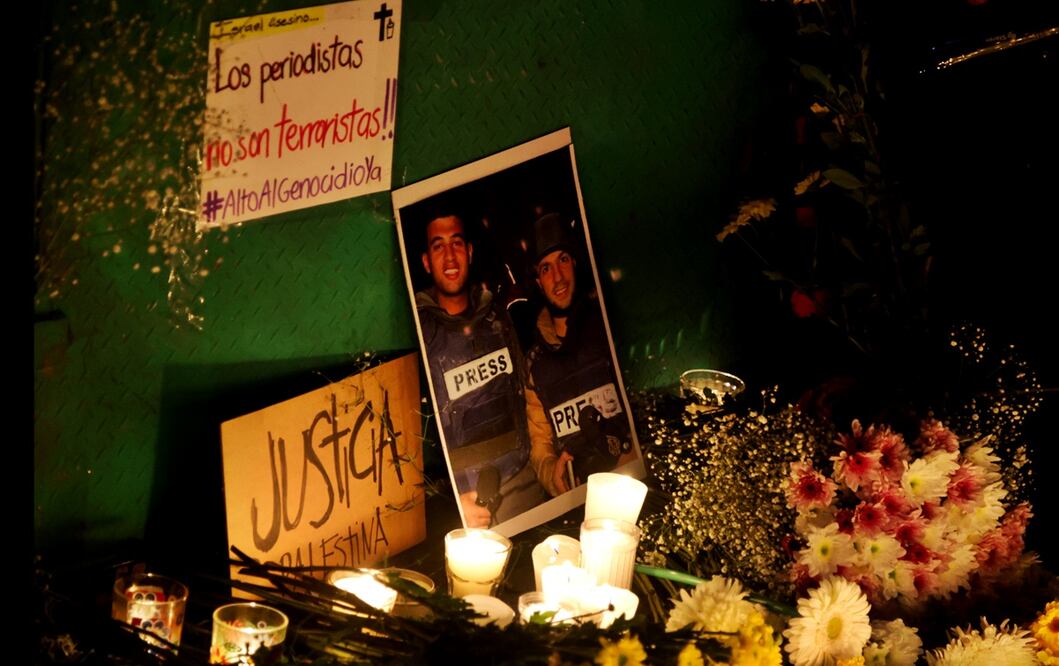 Activistas y periodistas realizaron una vigilia al pie del Ángel de la Independencia, en la Ciudad de México, en memoria de los comunicadores asesinados en la Franja de Gaza, tras un ataque dirigido de Israel, el 13 de agosto de 2025. Foto: Carlos Mejía/EL UNIVERSAL