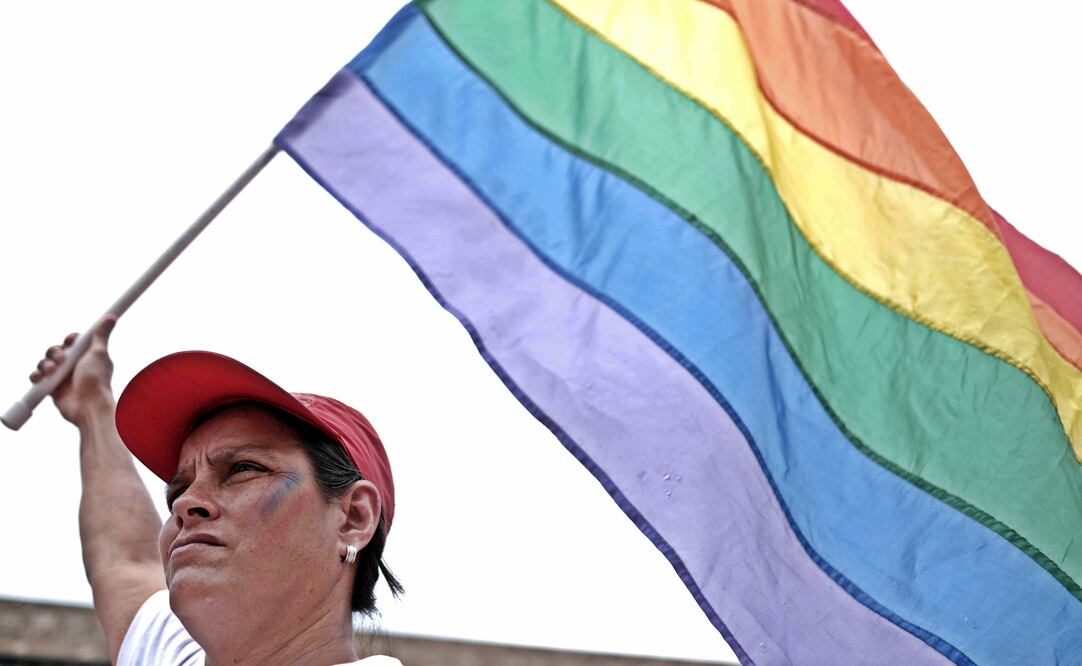 Manifestantes en la Plaza de la Justicia, en el centro de San José, para pedir a los magistrados que aprueben el matrimonio homosexual. (EFE)
