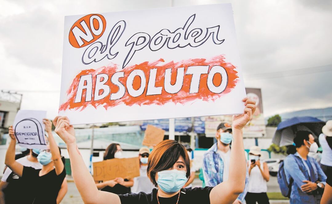 Organizaciones de la sociedad civil se manifestaron ayer en contra de la destitución de magistrados de la Sala Constitucional de la Corte Suprema de Justicia, en San Salvador. Foto: RODRIGO SURA. EFE