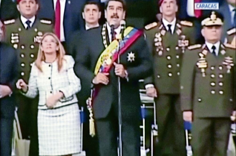 El presidente venezolano, Nicolás Maduro, fue captado en video al momento en que un par de explosiones interrumpieron su discurso ante militares. (REUTERS)