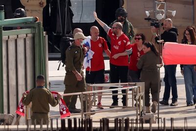 Hamas libera 3 rehenes israelíes a cambio de presos palestinos; pese a canje Israel alista “planes de ataque”