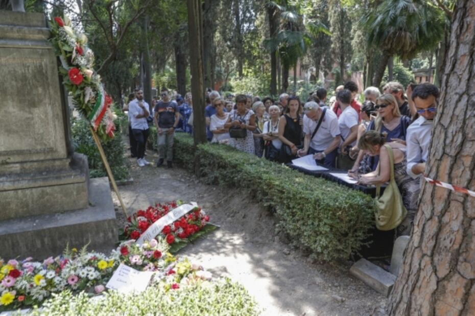 Con flores, cartas y cigarros despiden a Andrea Camilleri