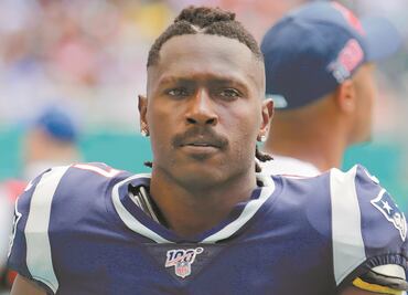 Antonio Brown se pone el uniforme de los Ravens