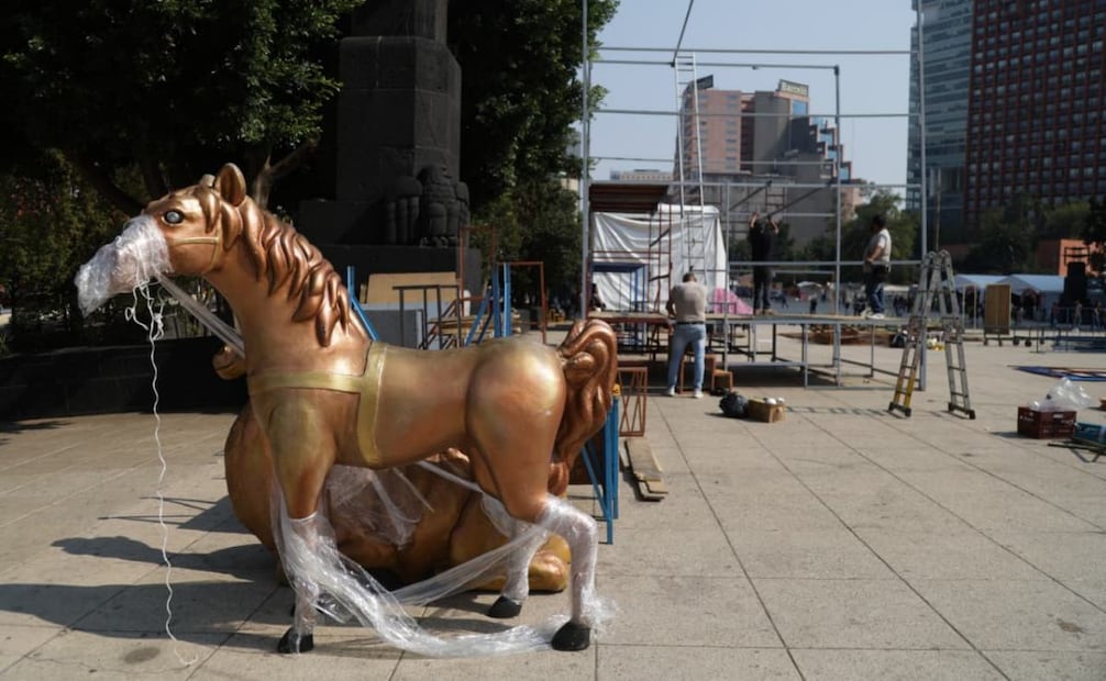 Continúan montando escenarios de los Reyes Magos y Santa Claus en la explanada del Monumento a la Revolución.
Foto: Carlos Mejía/ EL UNIVERSAL