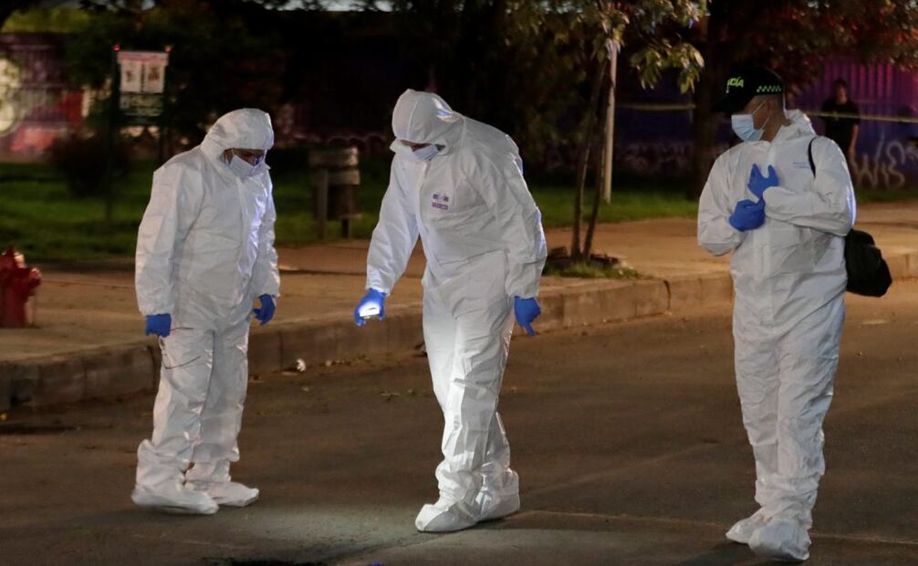 Integrantes de la Dirección de Investigación Criminal e Interpol (DIJIN) inspeccionan la zona donde se presentó el atentado contra el senador Miguel Uribe Turbay. (07/06/25) Foto: EFE