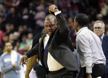 Coach de los Clippers es expulsado por culpa de su hijo