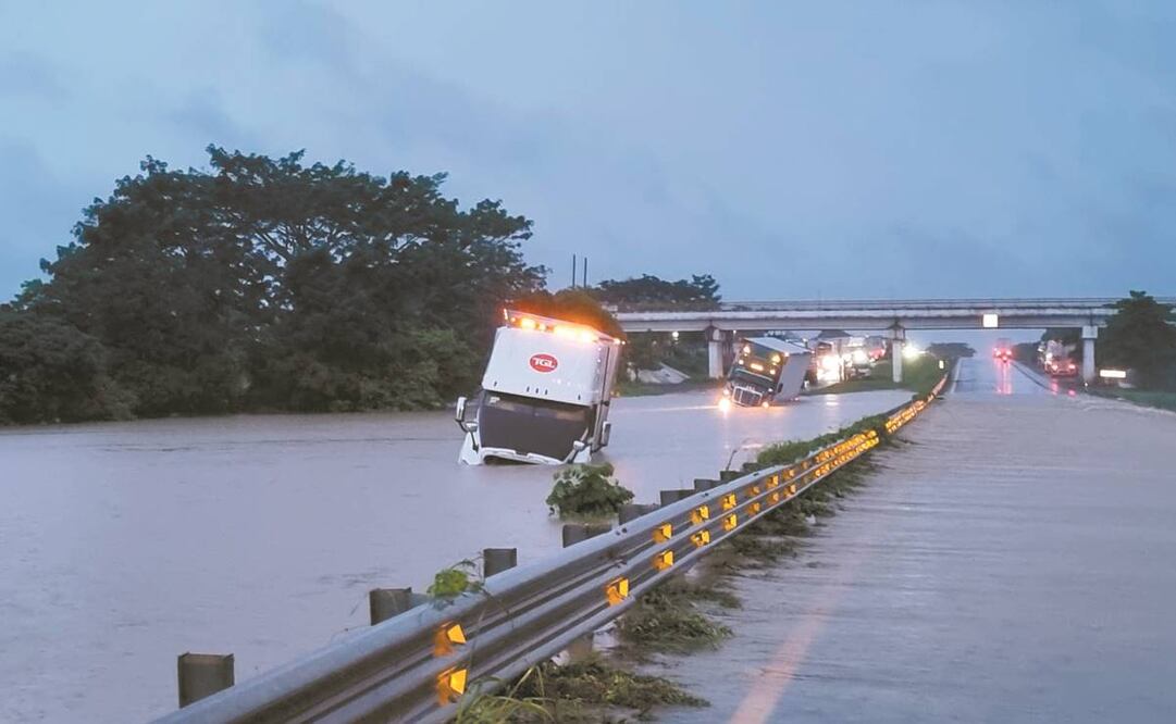 En el municipio Juan Rodríguez Clara, en la carretera La Tinaja-Cosoleacaque, decenas de tráileres se quedaron varados tras la inundación de la vía. Foto: Especial.