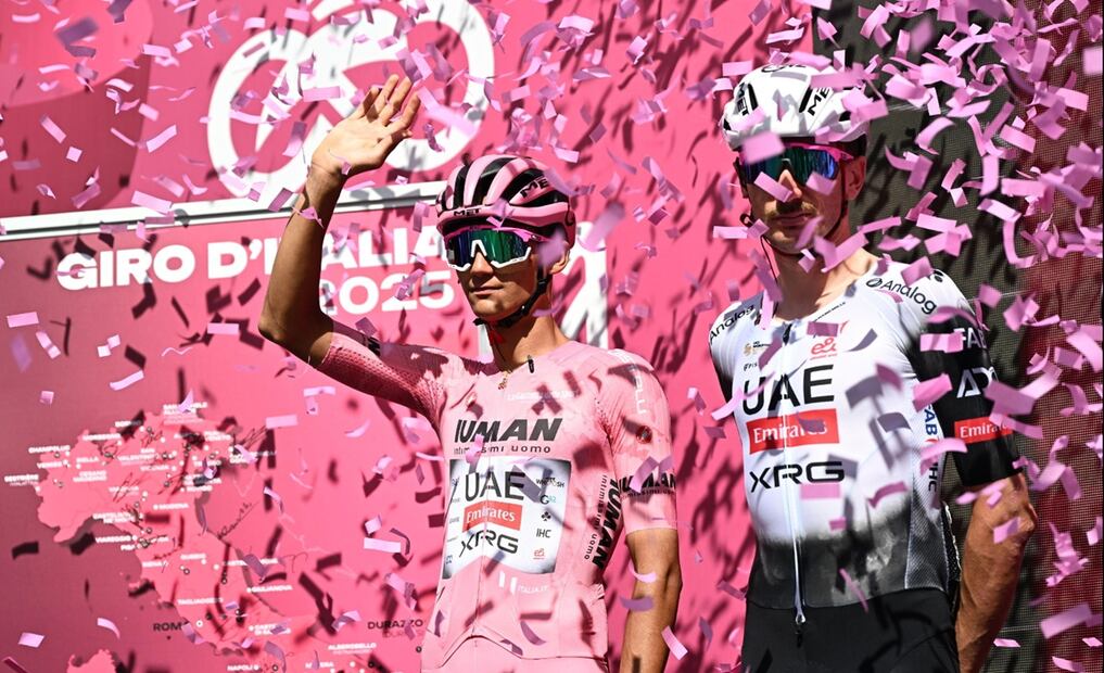 El ciclista mexicano Isaac Del Toro Romero, del Uae Team Emirates Xrg, con la camiseta rosa de líder de la general, antes de la salida de la vigésima etapa del Giro de Italia, el 31 de mayo de 2025. Foto: EFE