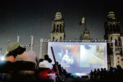 Proyectan "Cronos", película de Guillermo del Toro en el Zócalo de la Ciudad de México