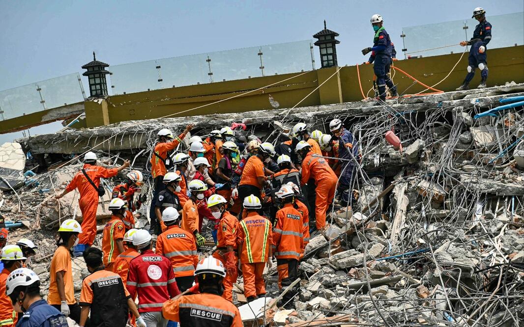 Rescatistas continúan con sus labores de búsqueda de supervivientes tras el terremoto que azotara el centro de Myanmar y Tailandia, el miércoles 2 de abril de 2025. Foto: AP
