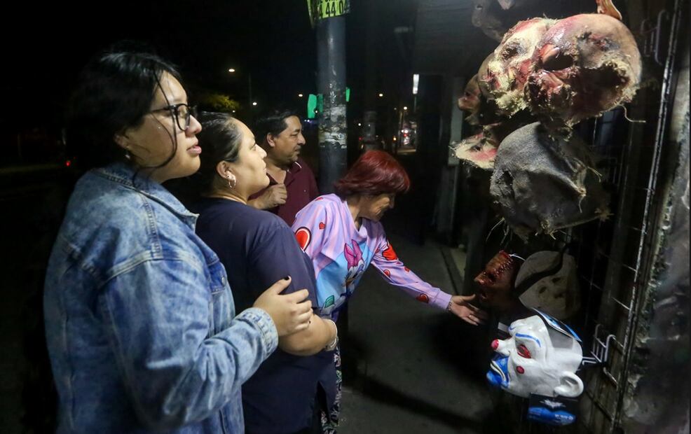 Durante todo el año crean las máscaras, aunque durante octubre y noviembre es cuando se intensifica su labor pues las películas de terror suelen lanzarse durante esos meses: "Por mercadotecnia se estrenan en octubre para Halloween, es ahí donde vemos qué personajes valdrán la pena para fabricar modelos de máscaras", explicaron. Foto: Luis Camacho/EL UNIVERSAL