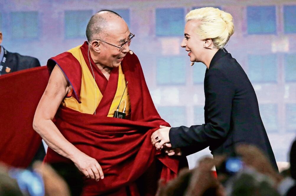 El encuentro fue transmitido en vivo a través de Facebook ; Gaga compartió además imágenes y el preparativo de su discurso (MICHAEL CONROY. AP)