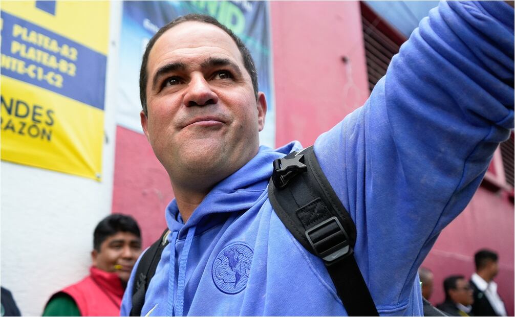 André Jardine tomándose fotografías con la afición en el Estadio Ciudad de los Deportes, durante el Clausura 2025 - Foto: Imago7
