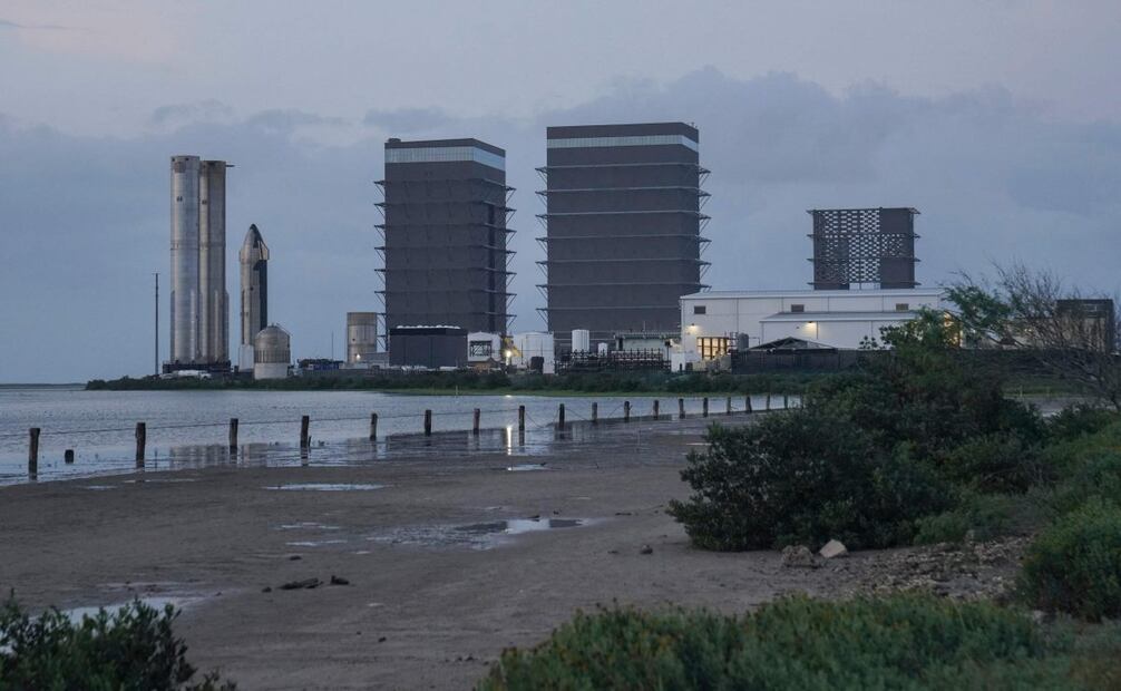 Las instalaciones de SpaceX en Brownsville, Texas, el 3 de mayo de 2025. El sueño del multimillonario tecnológico Elon Musk de convertir su puerto espacial SpaceX en Texas, al sur de Estados Unidos, en una ciudad se hizo realidad el sábado, cuando los votantes votaron abrumadoramente a favor de convertir su Base Estelar en un nuevo municipio. La votación, que también nombró a un alto representante de SpaceX como alcalde con el 100 % de los votos anticipados, nunca estuvo en duda. Foto: AFP