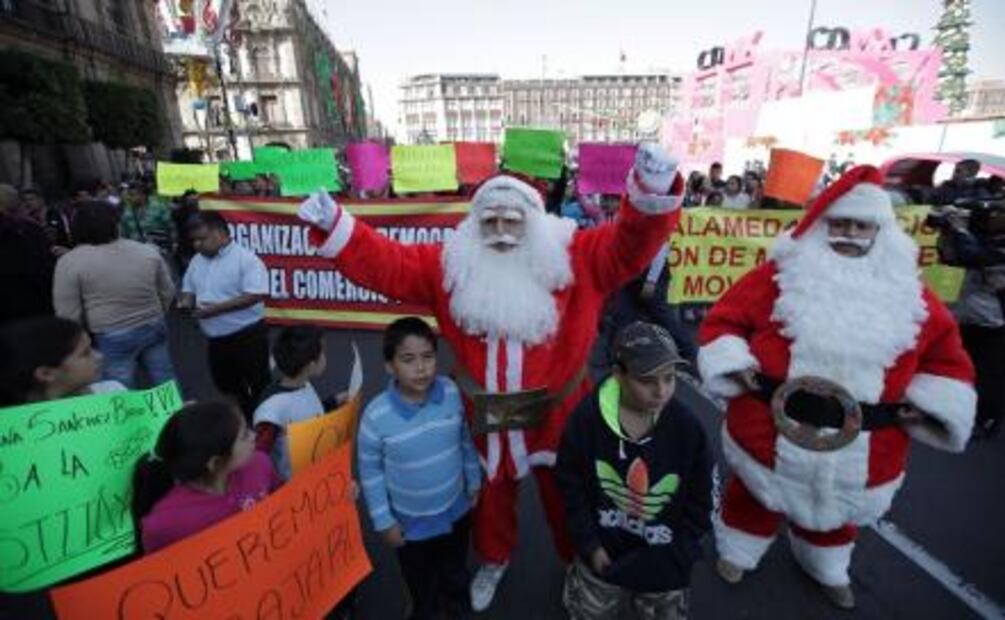 "Santas" protestan en el Zócalo; piden trabajar en la Alameda Central
