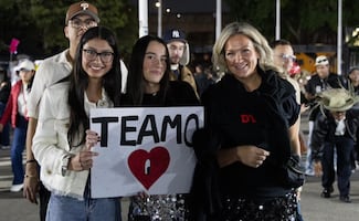 Regreso de Bad Bunny reúne a fans de todo México; largas filas y casas de campaña marcan el inicio de sus conciertos 