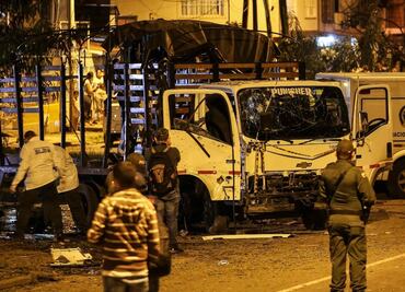 Ataque con explosivos a camión de policía deja 13 heridos en Colombia; guerrilla se atribuye atentado