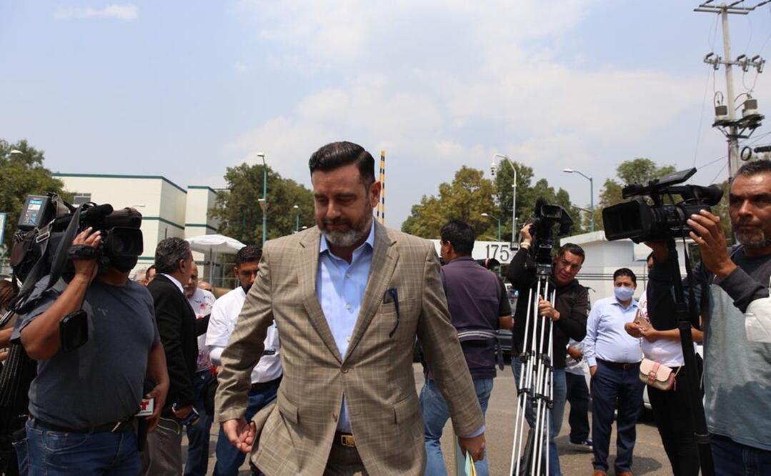Fernando Benítez, abogado defensor de Juan Araujo, involucrado en un caso de extorsión saliendo de los juzgados del reclusorio Norte, donde se llevó a acabo una audiencia del caso Collado.  FOTO: GERMÁN ESPINOSA/ EL UNIVERSAL
