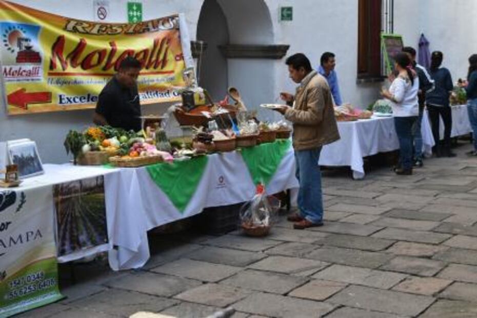 La familia que rescata el mole tradicional