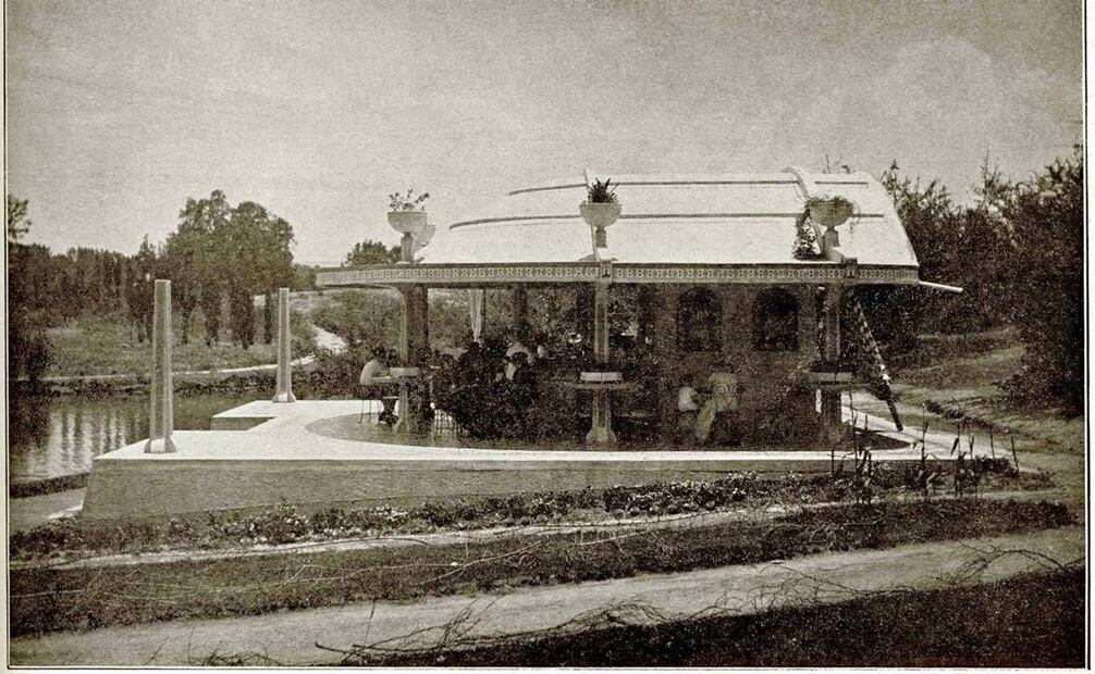 El entonces llamado “kiosco para ventas” fue incluido por el gobierno en el álbum oficial “Obras Materiales”, junto con proyectos hechos de 1920 a 1924. Colección Rafael Fierro Gossman.