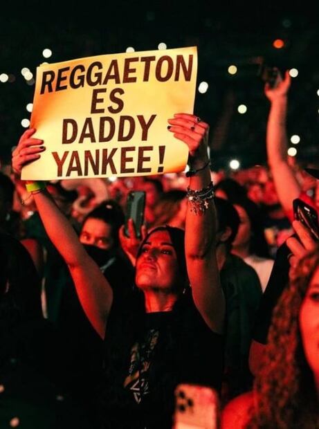 Daddy Yankee sube a abuelita al escenario y baila con ella reggaetón