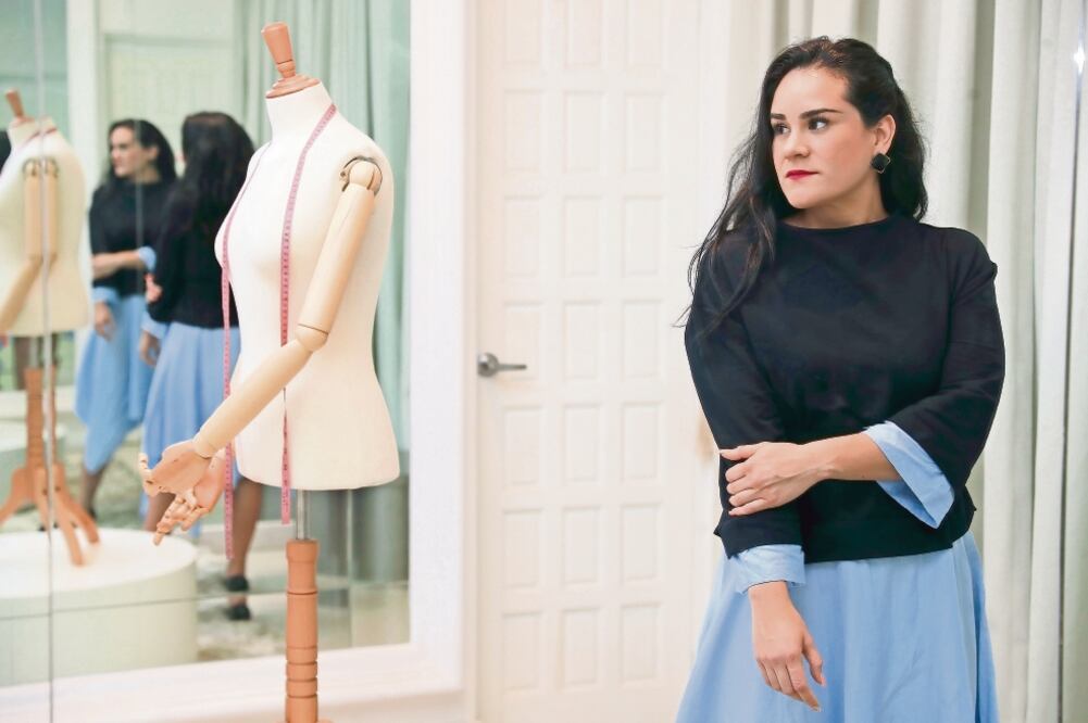 María Luisa Hernández vio los restos de dos edificios que colapsaron. (IRVIN OLIVARES. EL UNIVERSAL)