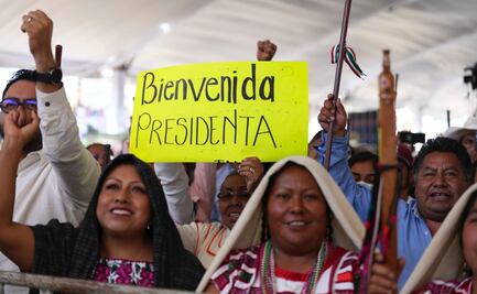 Sheinbaum entrega 900 km de caminos nuevos y repavimentaciones en la Mixteca de Oaxaca; "gracias por su cariño", dice
