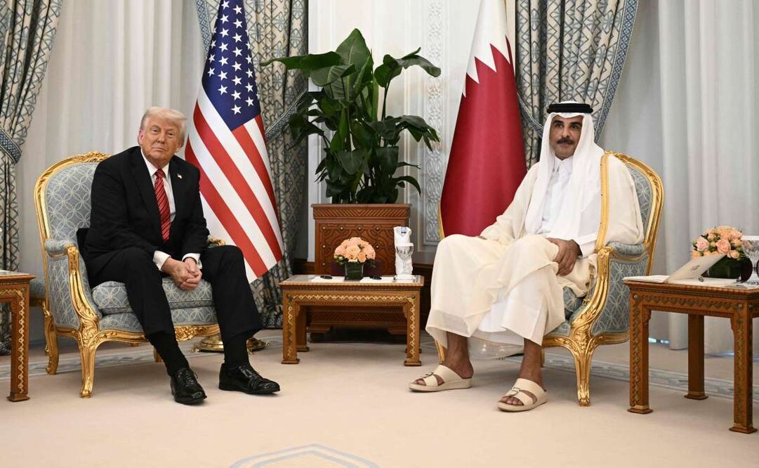 El emir de Catar, el jeque Tamim bin Hamad al-Thani (der.), se reúne con el presidente estadounidense Donald Trump en Doha, la capital de Catar, el 14 de mayo de 2025. Trump aterrizó en el Aeropuerto Internacional Hamad de Doha, con las relaciones entre ambos gobiernos en el punto de mira tras la oferta de Catar a Trump de un avión de lujo de 400 millones de dólares para que sirviera como nuevo Air Force One y luego pasara a su uso personal. Foto: AFP