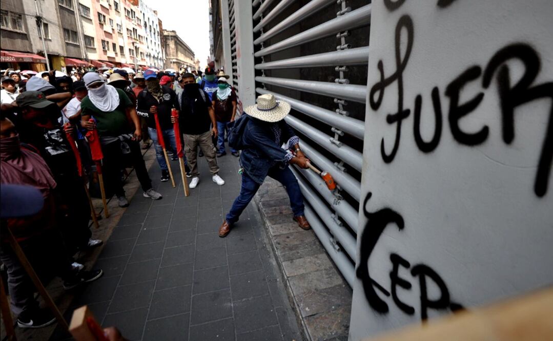 Con mazos, maestros de la CNTE intentan abrir la puerta del SNTE en el Centro Histórico de la Ciudad de México, el 5 de junio de 2025. Foto: Diego Simón Sánchez/EL UNIVERSAL