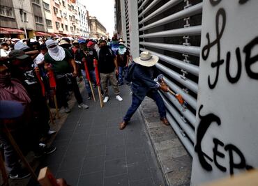 FOTOS: En el día 21 de paro, maestros de la CNTE vuelven a marchar en CDMX; vandalizan sede del SNTE