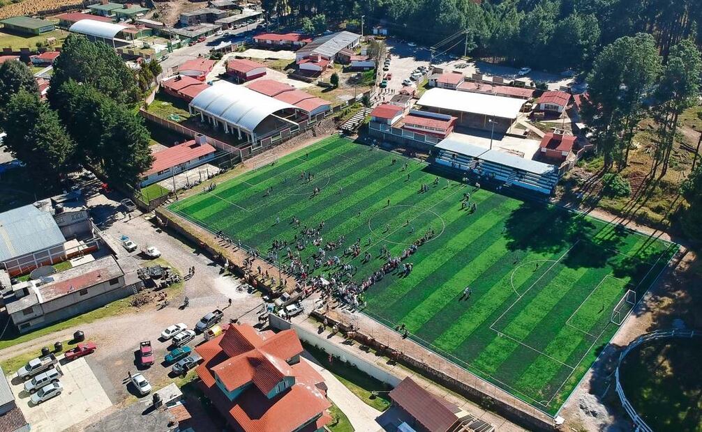 Este domingo se reunieron cerca de 600 personas en el campo de fútbol. Foto: Alejandro Vargas | El Universal